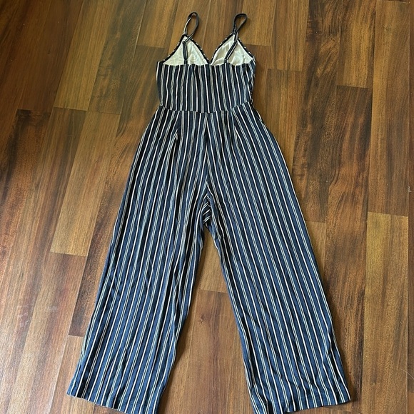 Hollister Peekaboo Striped Jumpsuit Navy/White Cut Out Wide Leg Crop Size Small - Picture 5 of 14